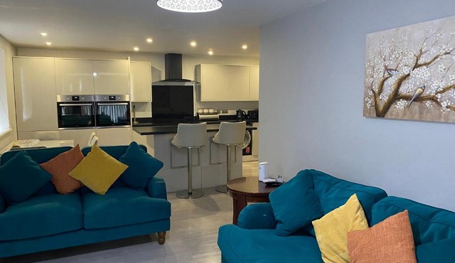 Modern 2 bedroom flat with Sky TV & free parking