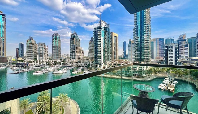 Modern 2 BR Apartment with stunning Marina Views