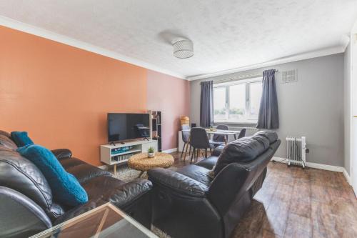 Modern 2BDR Flat w Parking Near Heathrow and Tube