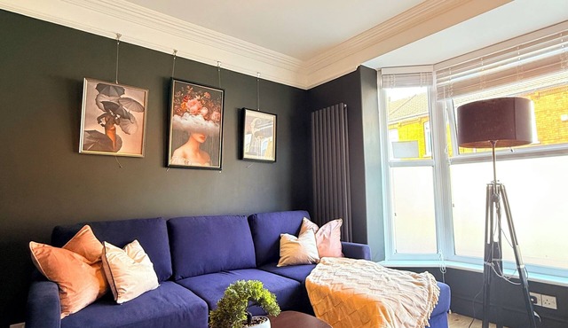 Modern 2BR Home w/Driveway | Sleeps 6