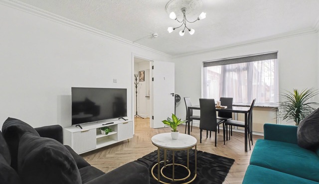 Modern 3 bed house in Edmonton with driveway parking