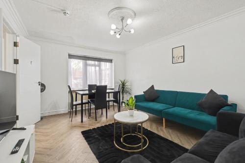 Modern 3 bed house in Edmonton with private driveway parking
