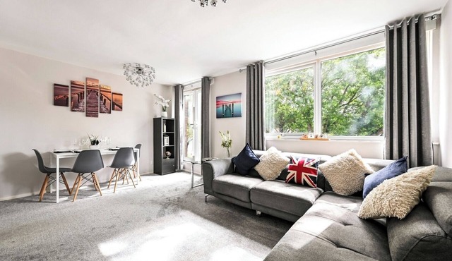 Modern 3-Bed Maisonette | Epping High St | Parking