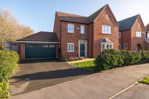 Modern 4-Bed Family Home with 5 Beds & Parking