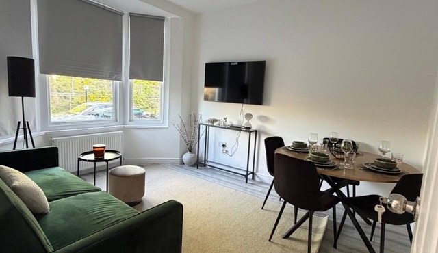 Modern 4BR Home | Walk to Station | Sleeps 9 Minute from Tottenham Stadium