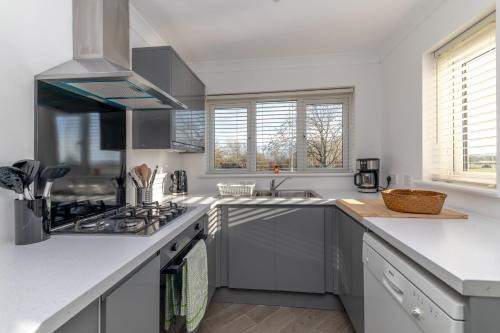Modern 4BR House WorkStay, Private Parking and Office, Ideal for Long Stays