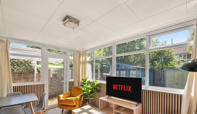 Modern 4BR Reading Home - Sleeps 08 - Parking