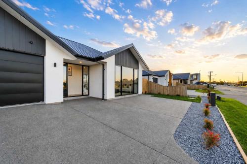 Modern 4BR Stay with Large Living Area in Hornby