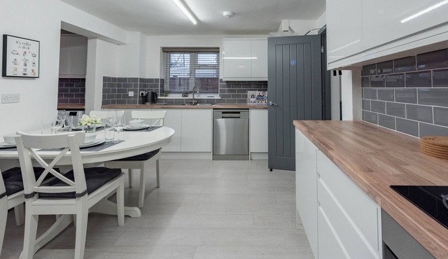 Modern 5 Bed House Perfect For Contractors