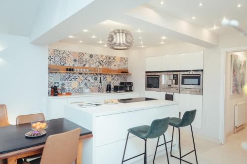 Modern 5-Bedroom Family House, Free Parking Included