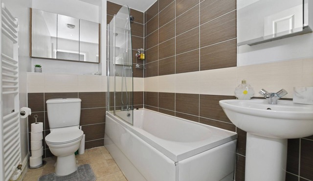 Modern 5BR Home Near Harry Potter Studios – Ideal for Groups & Contractors