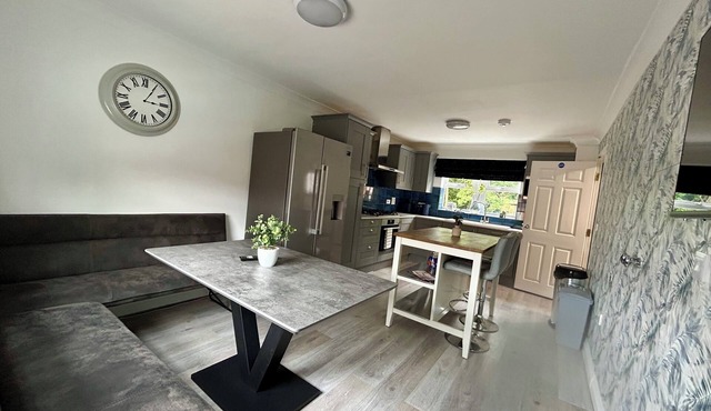 Modern 6 Bedroom 4 bathroom sleeps up to 14