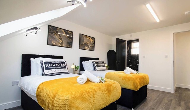 Modern 6-bedroom, 5 bathroom, sleeps up to 8.