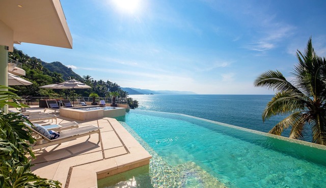 Modern and upscale Villa , amazing views , come to live your vacation dream