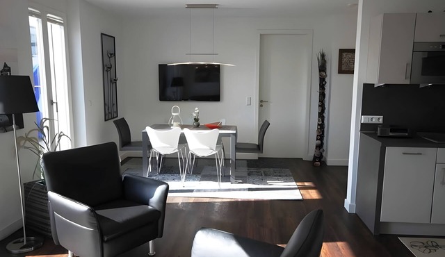 Modern apartment with partial sea view, private balcony and close to the beach