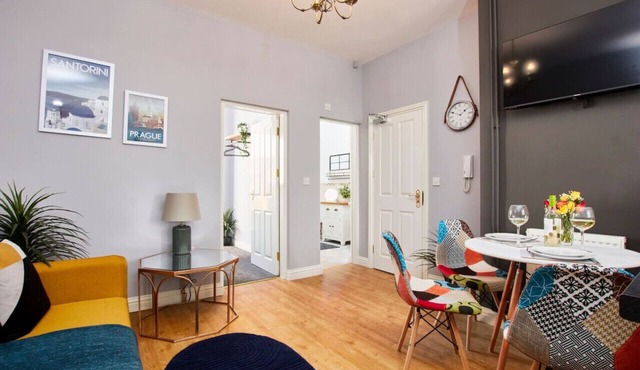 Modern Apt Near EMA; with Free Gym Access, Parking