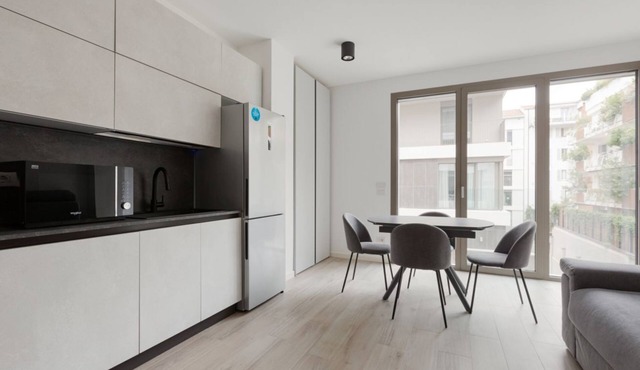 Modern apt with all amenities! Shared pool