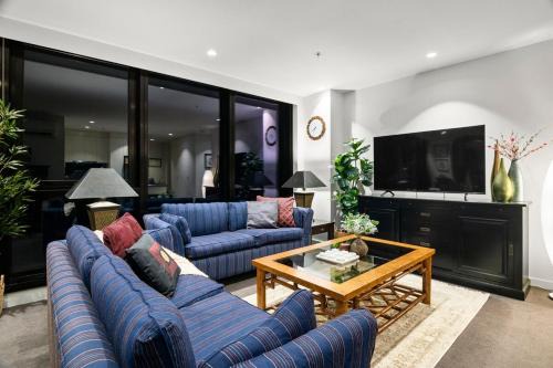 Modern Asian Gem 3BR - Pool, Gym & 2 Free Parking