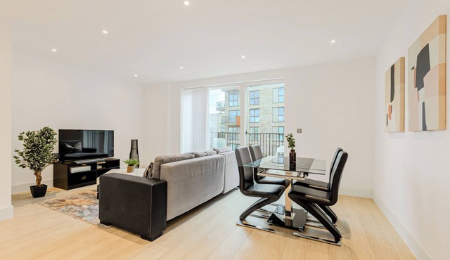 Modern Bright 1BR flat, 20 min to the Centre