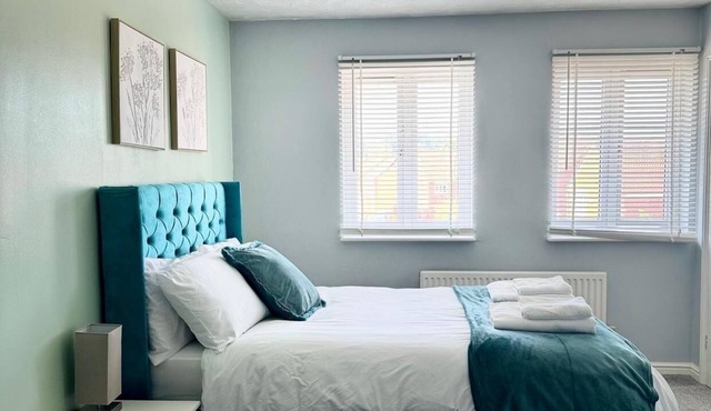 Modern, cosy 4-bedroom Townhouse | Near train, shops & London Access.