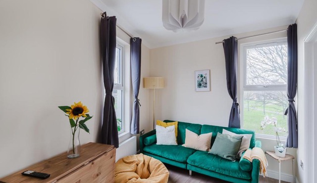 Modern Cosy Corner Flat 3 bed and loft sleep 7 people