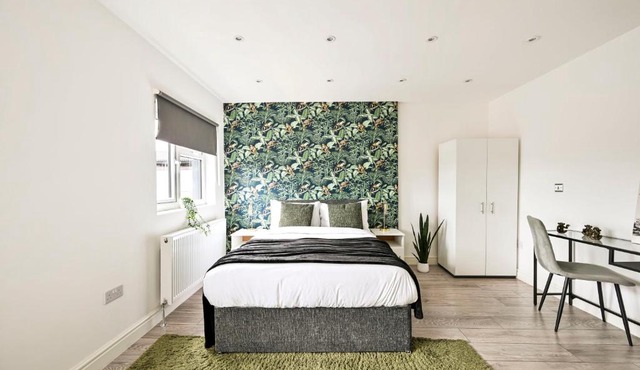 Modern Ealing Broadway Apt - Near Tube & Central London