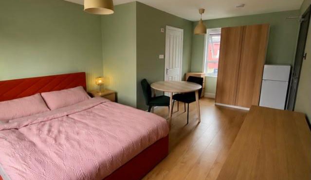 Modern En-Suite Room with King Size Bed, Kitchenette, Fridge & Smart TV near hospital and Bretton Park & Contractors Welcome