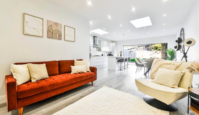 Modern Group & Family Stay near Wembley Stadium| Sleeps 9