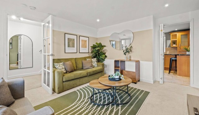 Modern House 6 Beds 3-Car Driveway Parking