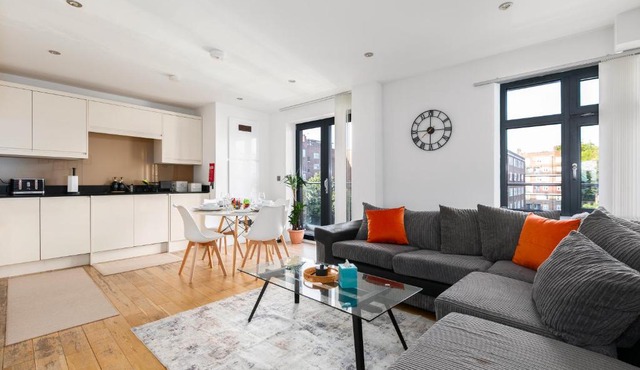 Modern Hoxton 2 Bed, 2 Bath Apartment with Balcony Sleeps 6