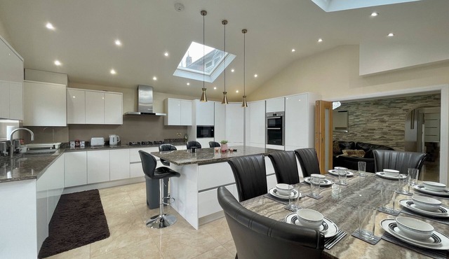 Modern Luxurious Holiday House Near Airport with FREE Parking | Contractor