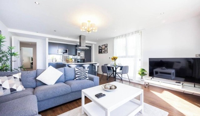 Modern Luxury 2-Bedroom Flat in London Excel