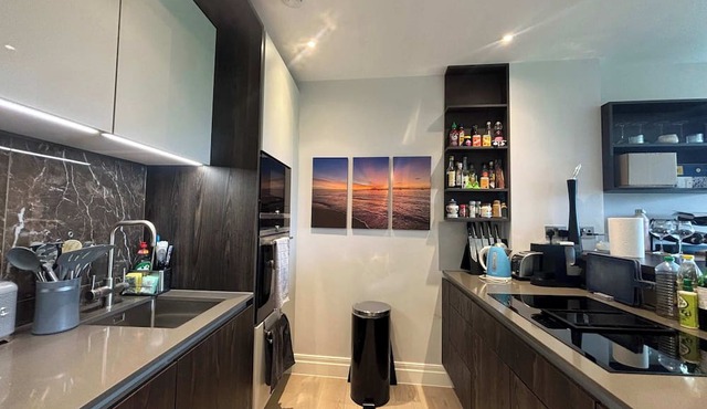 Modern Parkside Flat with Balcony in Kilburn