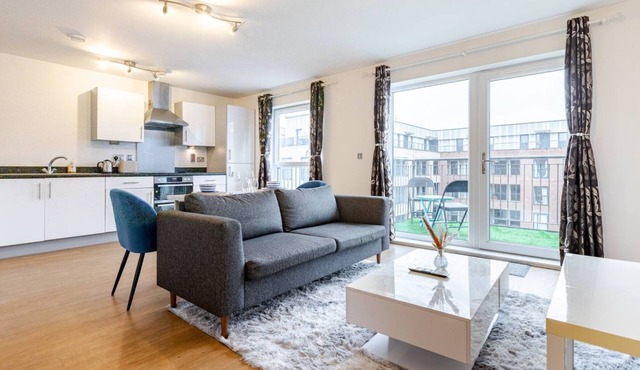 Modern & Relaxing 2 Bed Flat with Balcony, Easy London Access