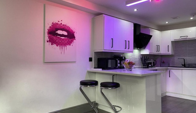 Modern Spacious 1 Bed Apartment with Free Parking in Trendy Inner London Suburb 15 mins walk to Victoria Line Underground then 20 mins to Oxford Street "West End of London" or 10 mins walk to Overground and 10 mins to London Liverpool St "City of London"