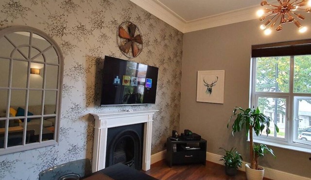 Modern spacious town centre serviced apartment