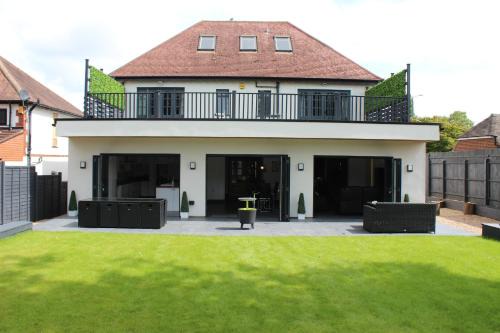Modern Spacious House - Sleeps 16, Free Parking, Sun Terrace