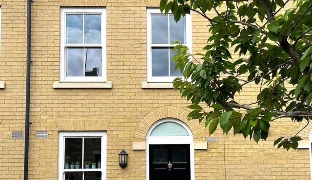 Modern & spacious two bedroom House near Station