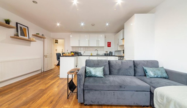 Modern Top Floor Apartment