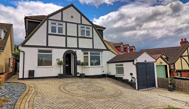 Modernised Luxury Family Home in Theydon Bois