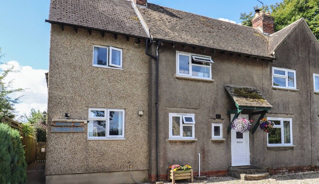 MOLLY'S BIT, pet friendly, with a garden in Bourton-On-The-Water