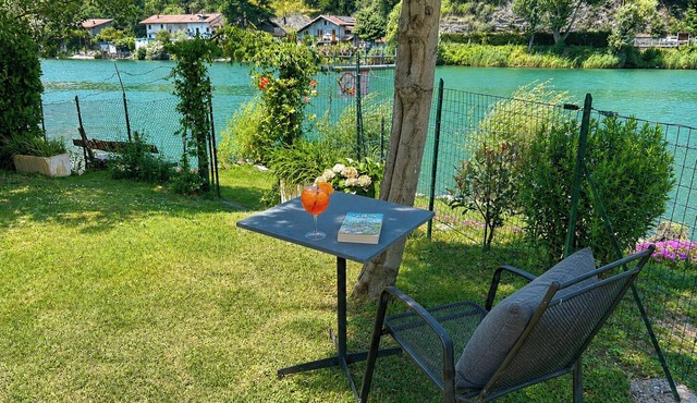 Moretta garden holiday flat on the lake