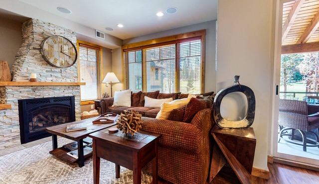 Mountain Luxury Retreat in the heart of Mammoth Lakes- Ski, Golf, and more!