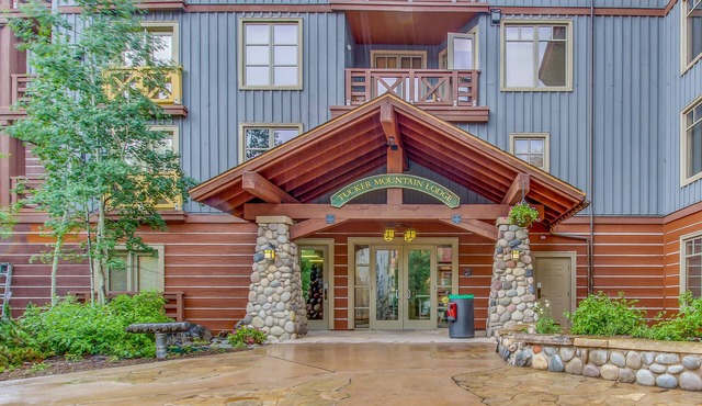 Mountain-view condo with balcony, WiFi, W/D, fireplace, hot tub & sauna