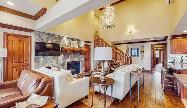 Mountain view condo w/ski-in/ski-out access + shared hot tubs & pool