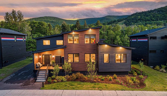 Mountain Views, Hot Tub, Sauna & Game Room Fun