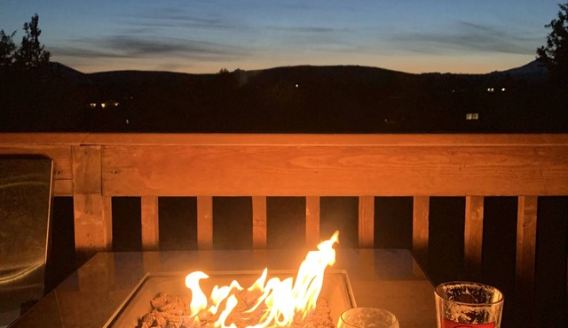 Mountain Views & Sunsets with hot tub, AC, pet friendly in Crooked River Ranch