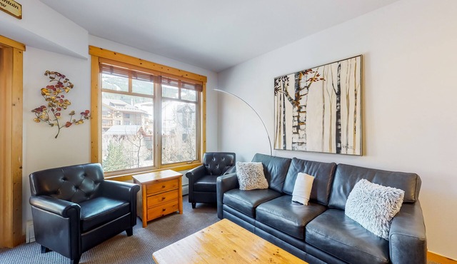 Mountain views, hot tub, sauna, gym & steps to Copper lifts