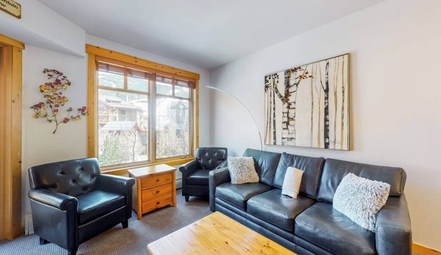 Mountain views, hot tub, sauna, gym & steps to Copper lifts
