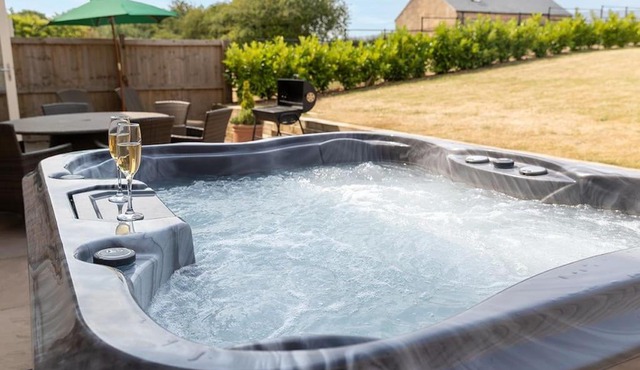 Mowerina - Dog-Friendly Barn Conversion with a Hot Tub